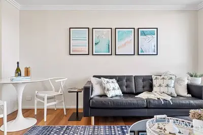 Image de Always Friday - Luxe, Stylish Beach Abode - 3 min walk to Bondi Beach