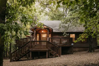 Image de Hochatown Cabin- Sleeps 8, Hot tub, playset, arcade & more!
