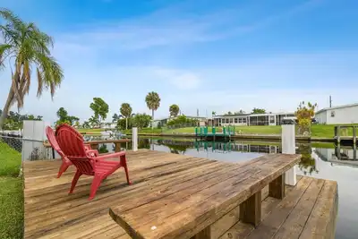 Image de Peaceful home on the canal. Lively waterway great for fishing & boating.