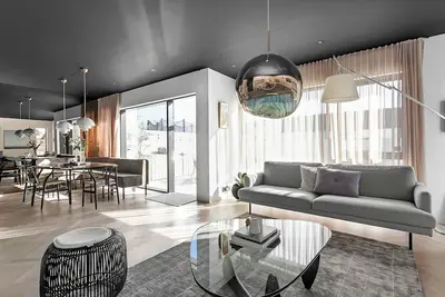 Image de Luxurious 6 bedroom townhouse with geothermal hot tub. 10min from downt. Reykjav