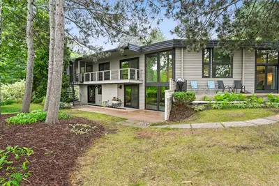 Image de Modern Style Lakefront Retreat with Hot Tub