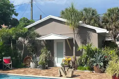 Image de Chill on the patio overlooking the pool & lush gardens with privacy!