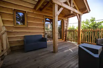 Image de Cabane située entre mer et montagne.