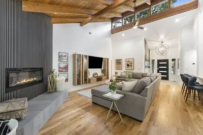 Image de New! Mid-Century Modern-Near Nau/Downtown-3br W/ Ac, Hot-Tub & Sauna