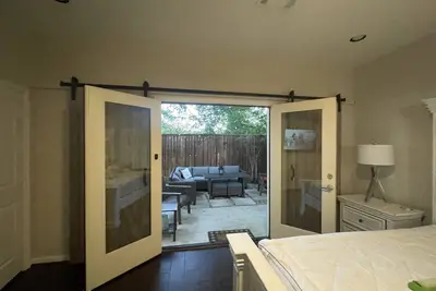 Image de Beautiful and spacious home off Main Street!