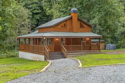 Image de Mountain-side Cabin with hot tub on 4 acres!