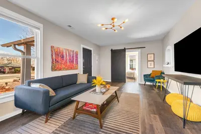Image de Hot tub, Quiet 3 Bedroom, Close to Downtown, Wfh