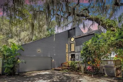 Image de Rustic Enchanted Forest- A Nature Lover’s Retreat with lake, pool, and hot tub
