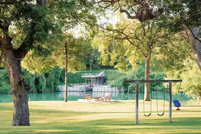 Image de Family Friendly Riverfront Home on Guadalupe. Large yard, kayaks, near downtown