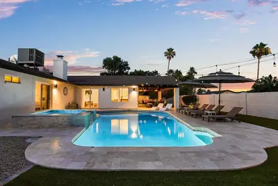 Image de R House Retreat: w/ Hot Tub, Pool, Air Hockey, 5br