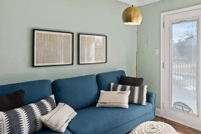 Image de Cozy, modern space⭐️Walk to Twu⭐️King bed⭐Sleeps 4