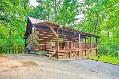 Image de Homey Sevierville Getaway w/ Hot Tub & Deck!