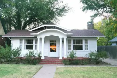 Image de Craftsman fenced yard 🐕🐾 single car garage