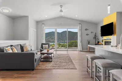 Image de New Listing! Family Lake Chelan Retreat with Incredible View