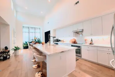 Image de Artist’s modern luxe 3 br 3 ba gem- 2 large Primary suites