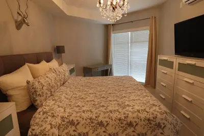 Image de Beautiful, custom condo with panoramic views of the lake