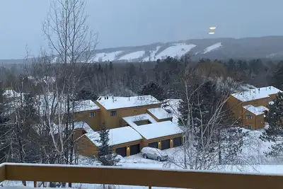 Image de Fantastic view of The Highlands! Comfortable 2-bedroom w/loft condo. Come relax.