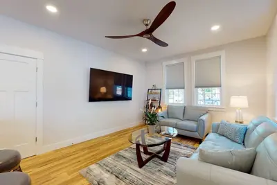 Image de All new 2br 1ba w/ King bed-Fast Wi-Fi 75\" Oled Tv - 15 minute walk to Riverwalk