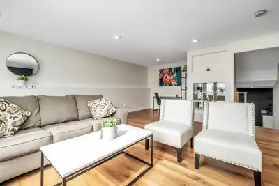 Image de Modern King Suite with 1 bedroom + sofa bed West Lethbridge