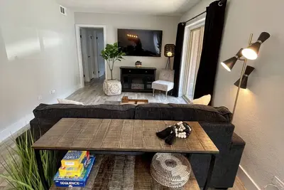 Image de Complete remodel! Upscale Condo! walking distance to Uga