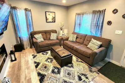 Image de Fresh and New 3 bedroom - 1 mile from Interstate access!