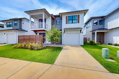 Image de Bayside home with pool, dock, lawn games & pickleball - dog-friendly