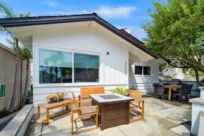 Image de Stylish beach home near everything with large patio & enclosed yard w/ fire pit