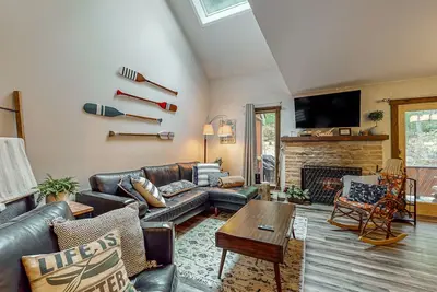 Image de Forested hideaway with pool access & alfresco deck -walk to lake, dining & shops