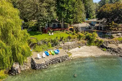 Image de Large waterfront home with beach access, kayaks, & views - snowbird-friendly