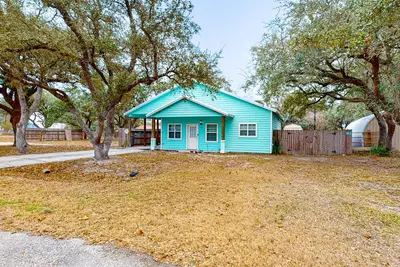 Image de Coastal hideaway with fenced yard, firepit, central Ac, & W/D - dog-friendly