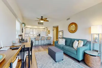 Image de Modern oceanfront condo with outdoor pool, balcony, & washer/dryer
