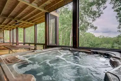 Image de Fantastic lodge near town with screened deck, hot tub, game room & WiFi