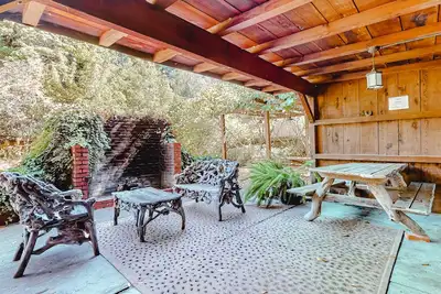 Image de Waterfront cabin with private hot tub, beach access & river views - dog-friendly