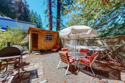 Image de Vineyard cottage with a hot tub, fireplace, washer/dryer & vineyard views
