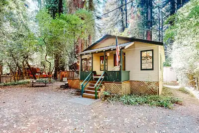 Image de Classic cabin steps to river, beach - private hot tub & fireplace - dog-friendly
