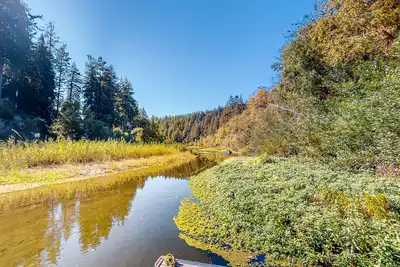 Image de Stunning riverfront estate with hot tub, dock, & fireplace - dog-friendly