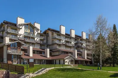 Image de Ski-in/ski-out mountain view condo with gas fireplace, hot tubs, & fitness room