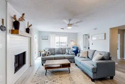 Image de Gorgeous coastal townhome with washer/dryer, close to beach, & dog-friendly