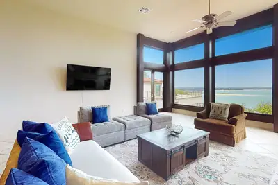 Image de Fantastic lakefront house with enclosed yard, balcony, & washer\/dryer