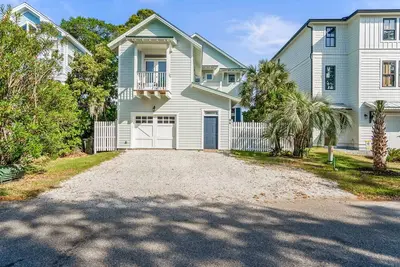 Image de The Hidden Palm: Luxurious 5-Bed Home, Screened Porches, Game Room & Marsh Views!