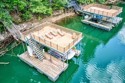 Image de Lovely lake house with dock, porch, kayaks, hot tub, Wifi, foosball & central Ac