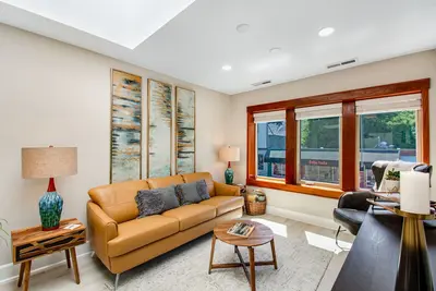 Image de Downtown loft + studio with water/city views, 2 full kitchens, & free WiFi