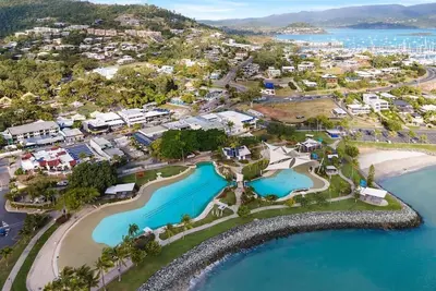Image de Ocean-View Unit in the Heart of Airlie Beach