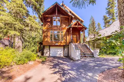 Image de Beautiful mountain retreat with 2 suites & bunkroom, walk to dining & amenities