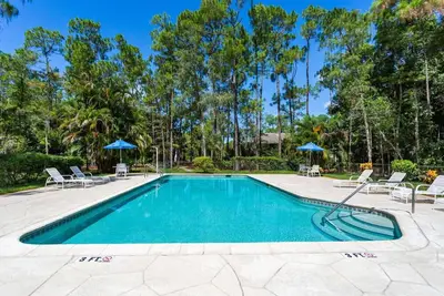 Image de Vencia Vacation Rental. Serene Naples Retreat with Preserve Views, 2-Bed, 2-Bath Condo – Sleeps 4, Newly Renovated with Lanai and Acces to Heated Pool, Tennis Courts, Bbq Area & Other Attractions!