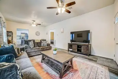 Image de Roomy, modern farmhouse escape in the heart of downtown with central Ac & heat
