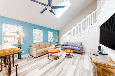 Image de Enchanting home near the coast with hot tub, full kitchen & washer/dryer