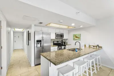 Image de 🌴 Updated 2-Bedroom Condo with Intracoastal Views & Ground-Level Convenience – Indian Rocks Beach
