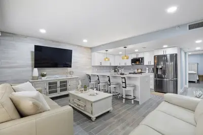 Image de 🌴 Remodeled 1-Bedroom Ground Floor Condo with Intracoastal View & Direct Vehicle Access – Indian Rocks Beach