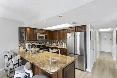 Image de 🌴 Beautifully Furnished 2-Bedroom Condo with Intracoastal Views & Ground-Level Access – Indian Rocks Beach